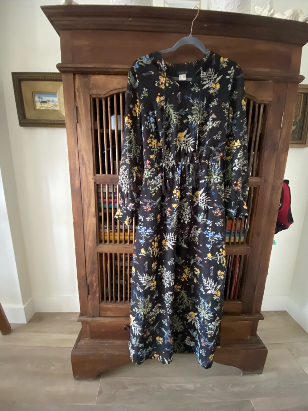Like-New VENUS - Beautiful Floral Long Sleeve Maxi Dress. $25 Size Small